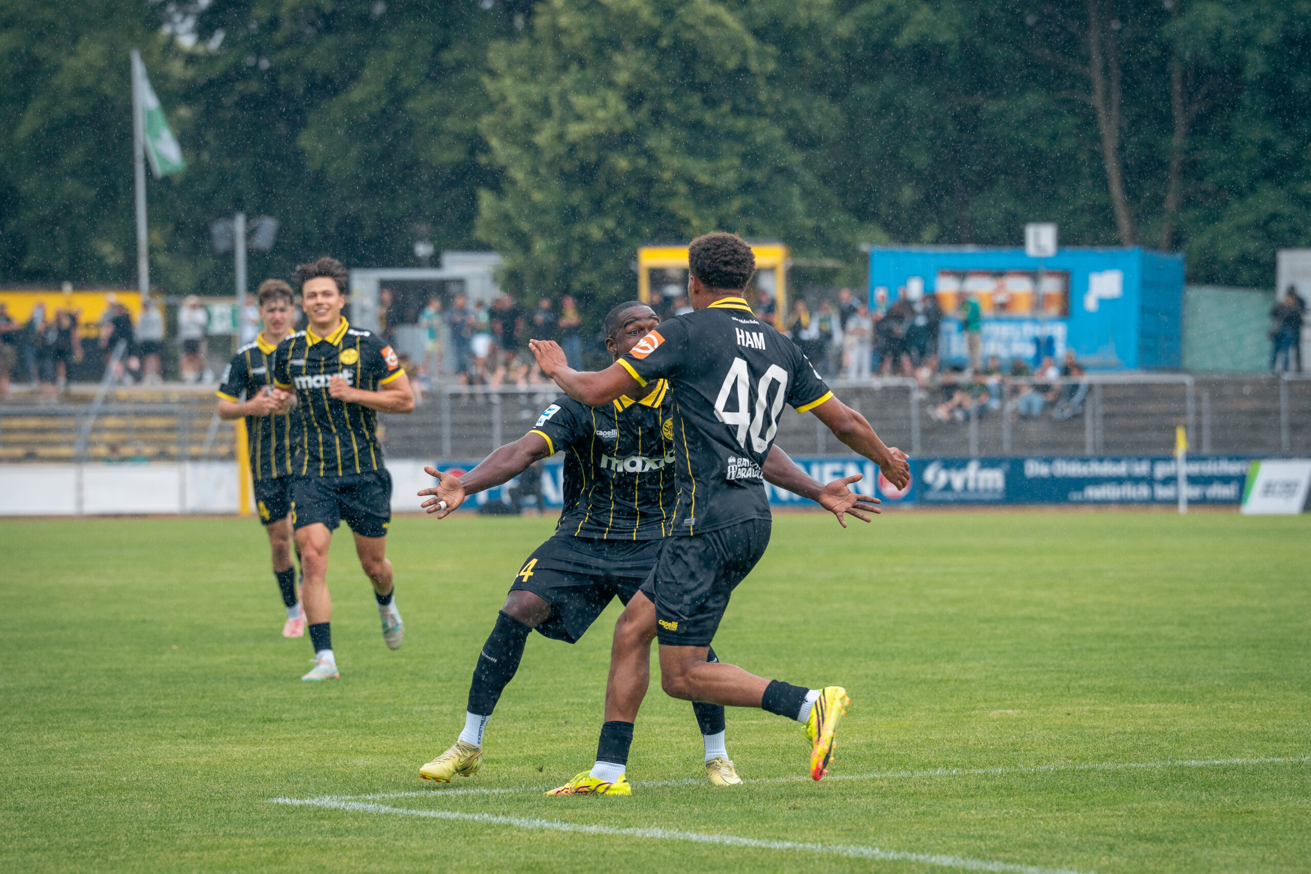 Micah Ham und Siegtorschütze Adrian Heinle freuen sich über den Treffer zum 1:0 für SpVgg Bayreuth
