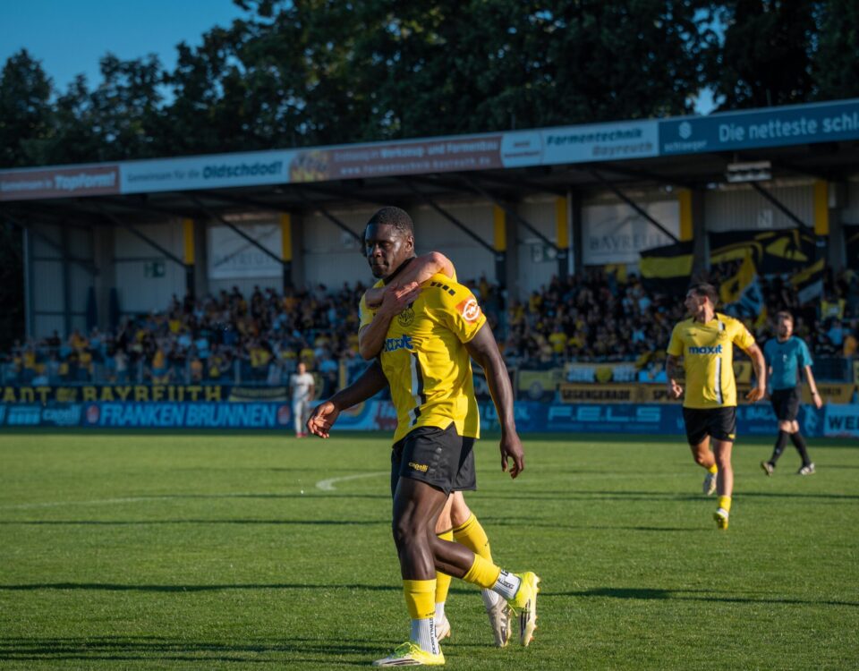 Kelvin Onuigwe jubelt über seinen Treffer gegen Augsburg II