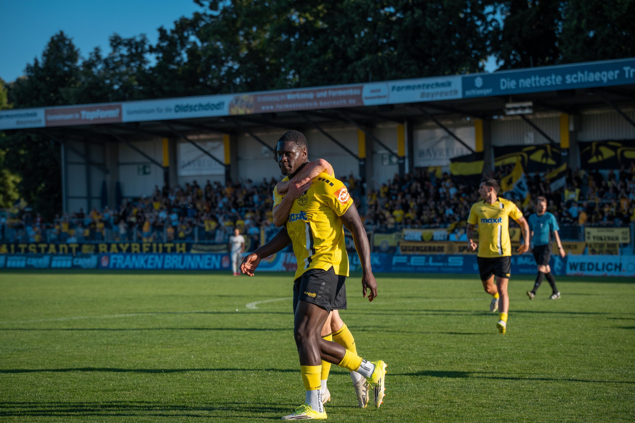 Kelvin Onuigwe jubelt über seinen Treffer gegen Augsburg II