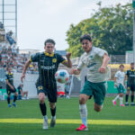Pierre Weber im Laufduell mit dem Verteidiger der SpVgg Greuther Fürth II