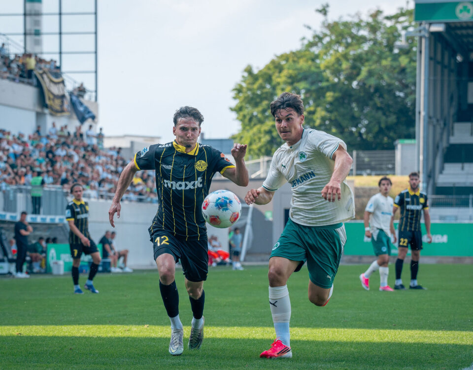 Pierre Weber im Laufduell mit dem Verteidiger der SpVgg Greuther Fürth II