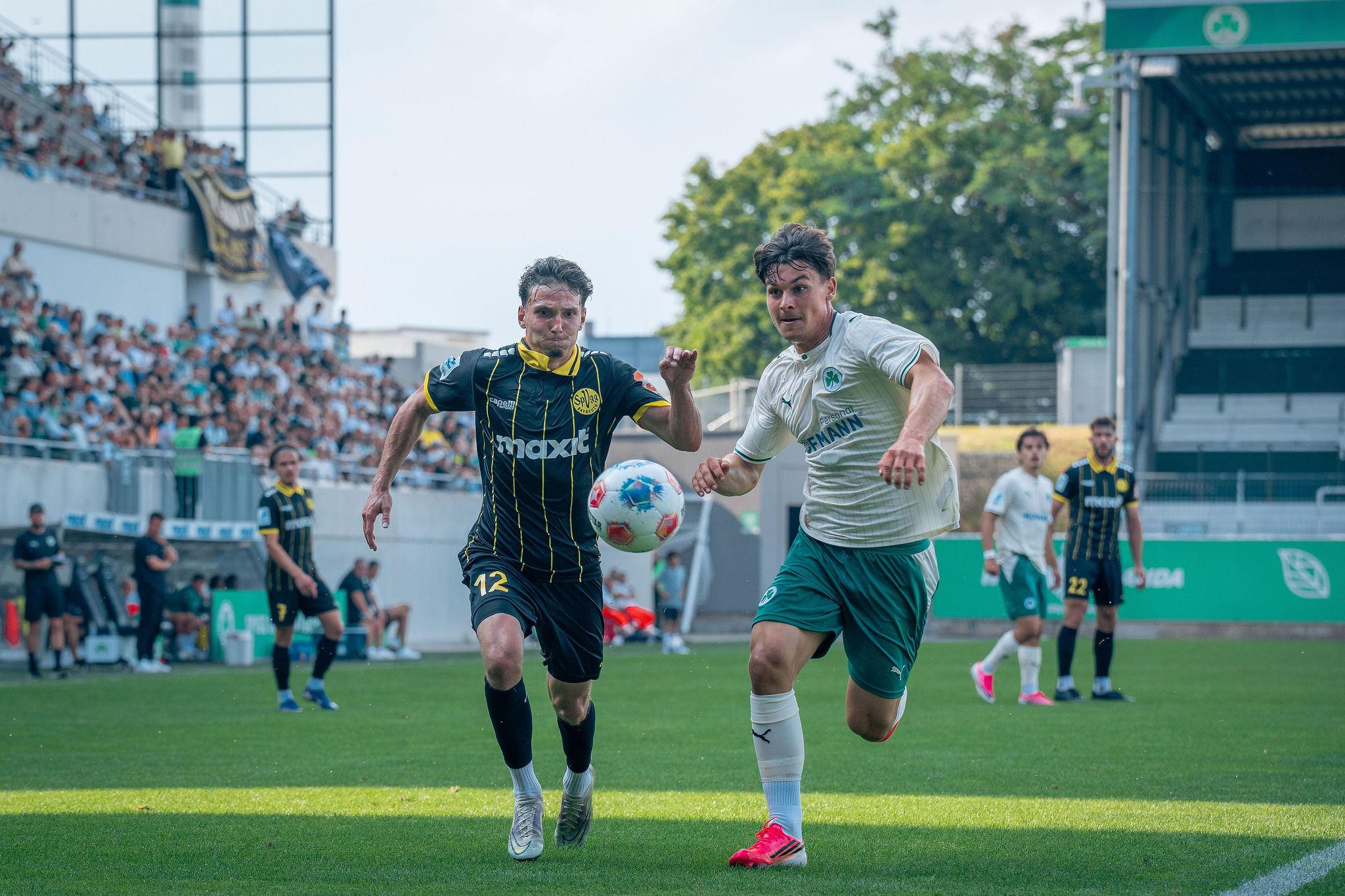 Pierre Weber im Laufduell mit dem Verteidiger der SpVgg Greuther Fürth II