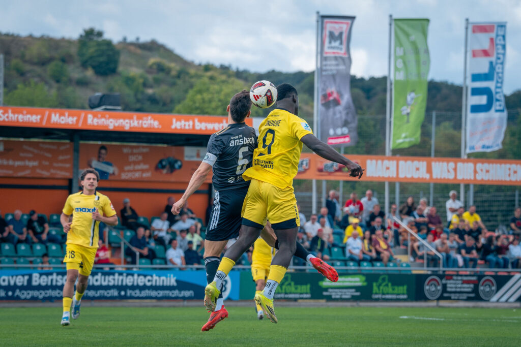 Kelvin Onuigwe im Kopfballduell Kelvin Onuigwe im Kopfballduell
