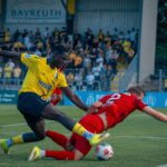 Kelvin Onuigwe kommt gegen den Memminger Verteidiger knapp nicht zum Abschluss