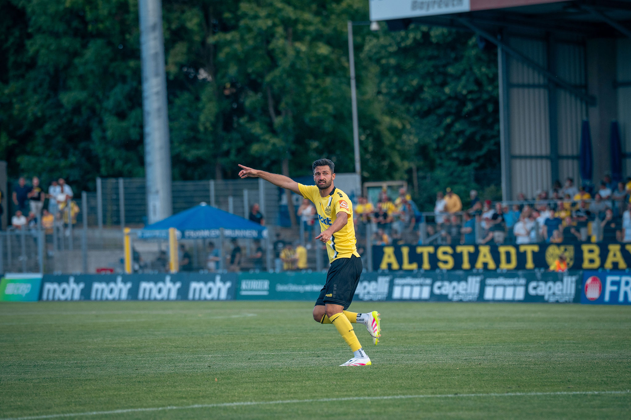 spvgg-bayreuth-fc-memmingen-2026-schwarz Edwin Schwarz mit Anweisungen an seine Abwehrkollegen