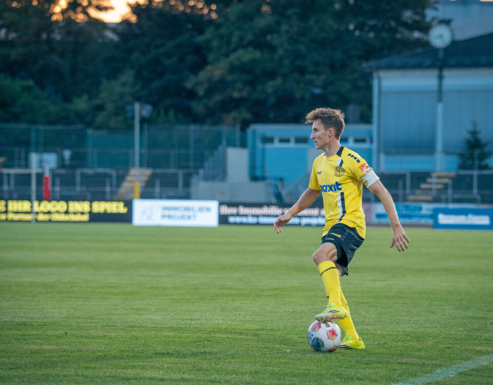 Dennis Lippert am Ball