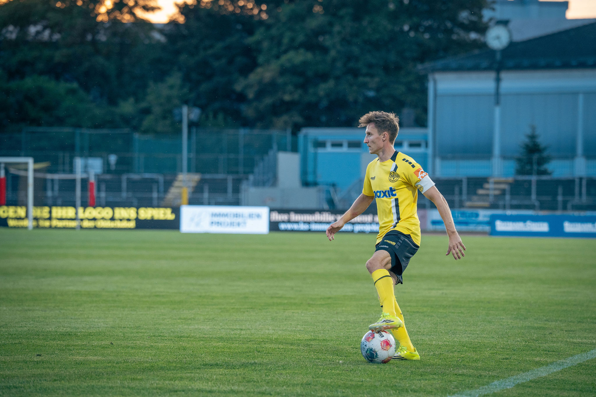 spvgg-bayreuth-fc-memmingen-2026-dennis-lippert Dennis Lippert am Ball