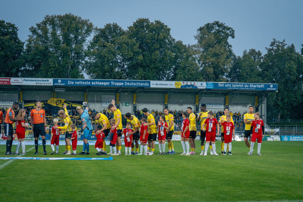 Die Spieler der SpVgg Bayreuth mit den Einlaufkids des Sportring Bayreuth Die Spieler der SpVgg Bayreuth mit den Einlaufkids des Sportring Bayreuth