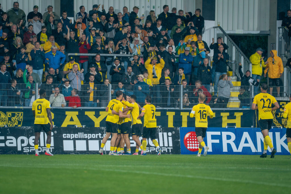 Die Spieler der SpVgg Bayreuth jubeln vor der Heimkurve Die Spieler der SpVgg Bayreuth jubeln vor der Heimkurve