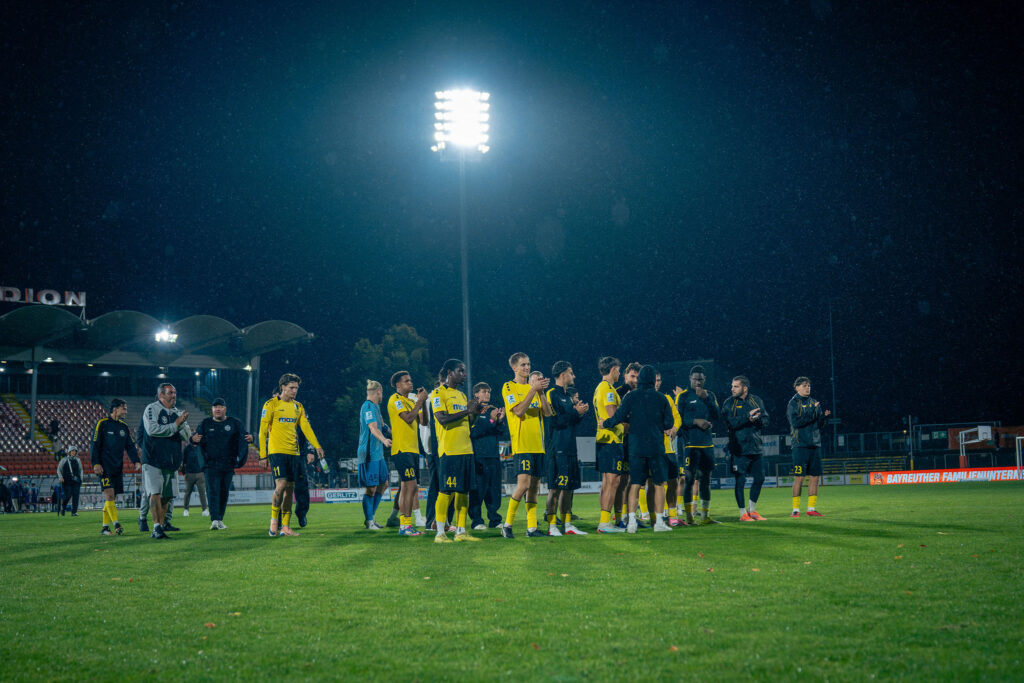 Die Mannschaft der SpVgg Bayreuth nach dem Spiel vor der Heimkurve Die Mannschaft der SpVgg Bayreuth nach dem Spiel vor der Heimkurve