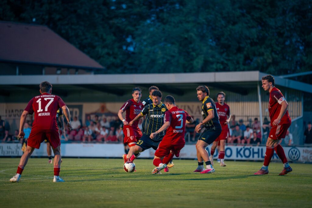 Florian Markert umzingelt von den Spielern des TSV Kornburg Florian Markert umzingelt von den Spielern des TSV Kornburg