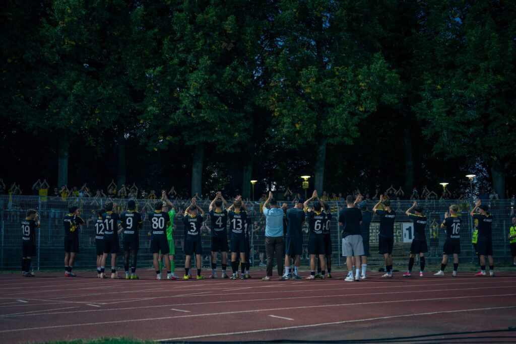 Die Mannschaft der SpVgg Bayreuth vor der Fankurve Die Mannschaft der SpVgg Bayreuth vor der Fankurve