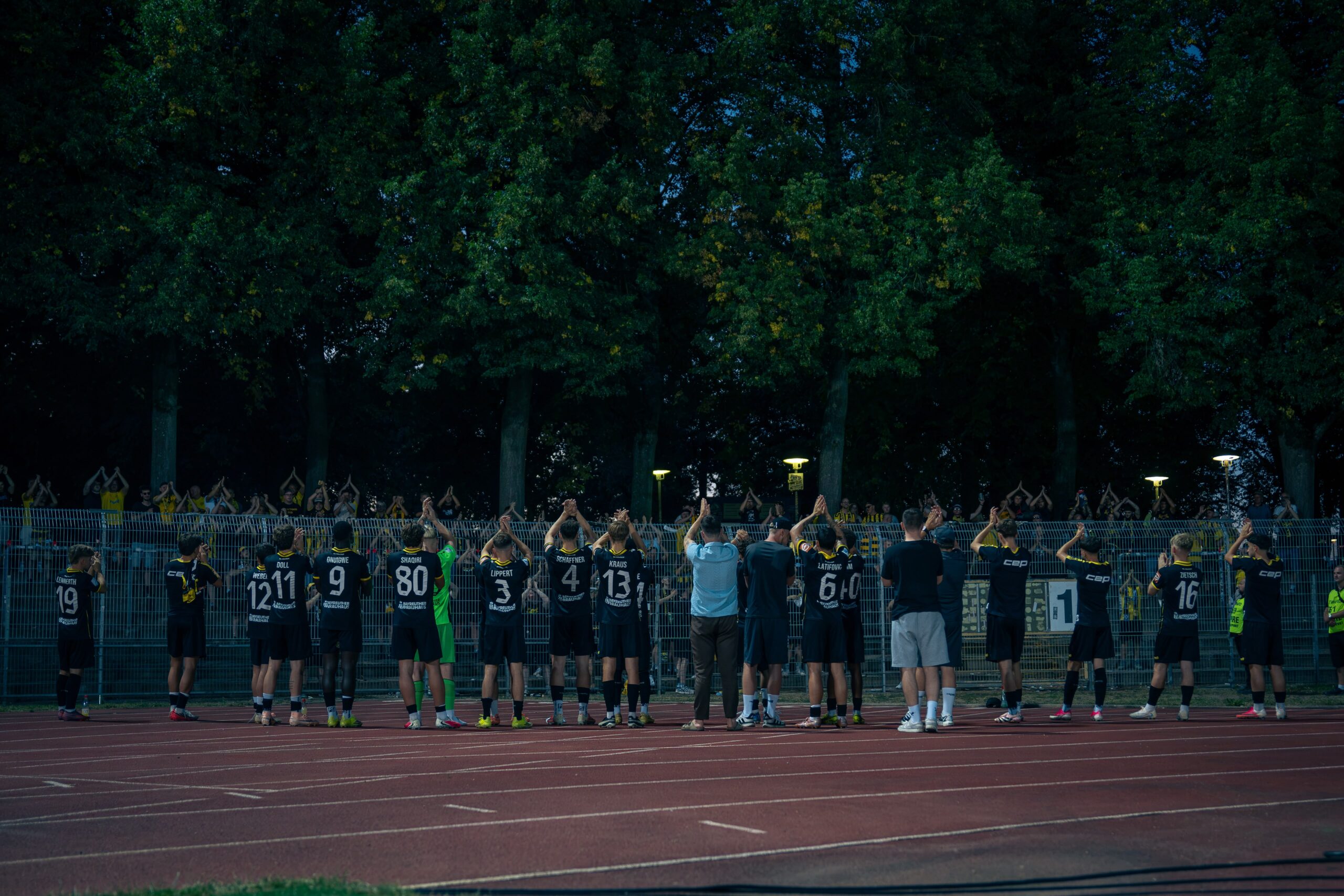 1.fc-schweinfurt-spvgg-bayreuth-2026-dank-fankurve Die Mannschaft der SpVgg Bayreuth vor der Fankurve