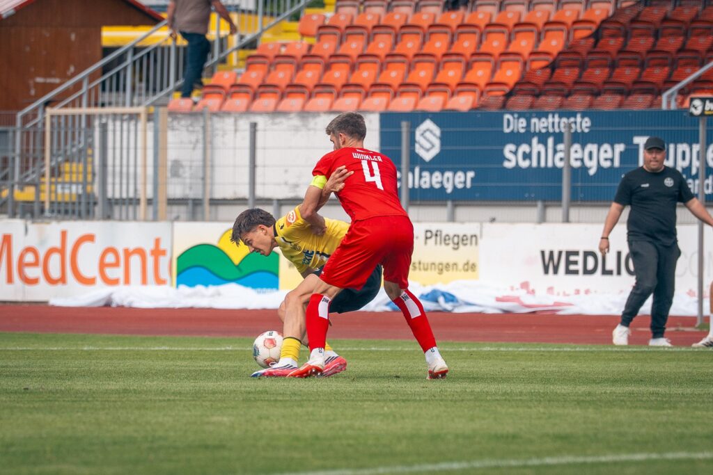 Patrick Scheder im Zweikampf gegen Unterhaching Patrick Scheder im Zweikampf gegen Unterhaching