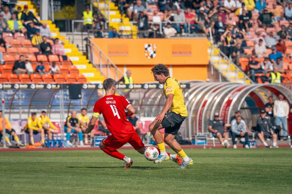 Niklas Doll gegen Unterhaching Dominic Schmidt gegen Unterhaching